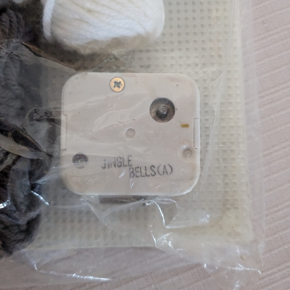 Mary Maxim musical village plastic canvas needlepoint kit Hotel #80269 - Picture 7 of 7